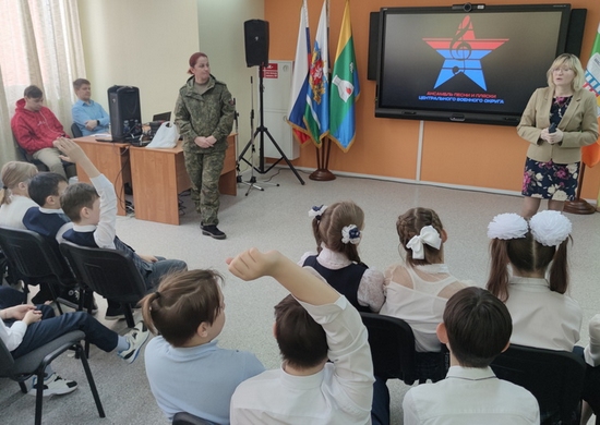 В Екатеринбурге артисты ансамбля песни и пляски ЦВО провели для школьников урок мужества