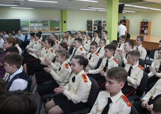 В Екатеринбурге артисты ансамбля песни и пляски ЦВО провели для школьников урок мужества