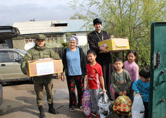 В Киргизии российские военнослужащие оказали гуманитарную помощь многодетным и малоимущим семьям