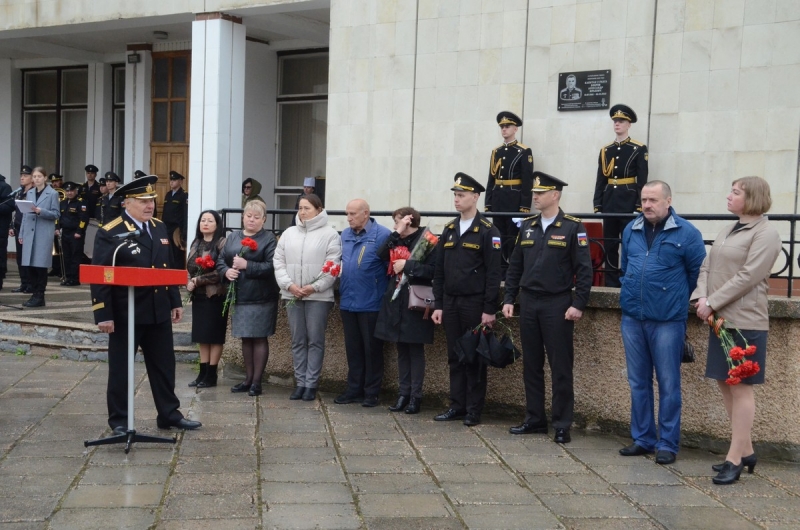 В Севастополе открыли памятную доску участнику специальной военной операции капитану 2 ранга Александру Боброву