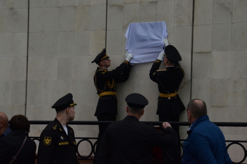 В Севастополе открыли памятную доску участнику специальной военной операции капитану 2 ранга Александру Боброву