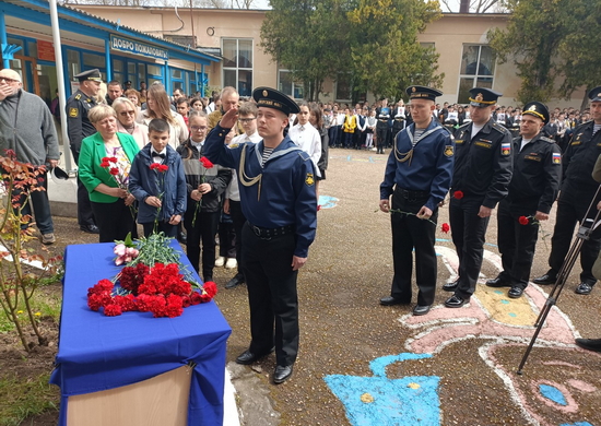 В Севастополе состоялось открытие памятной доски участнику СВО капитану 3 ранга Александру Чирве