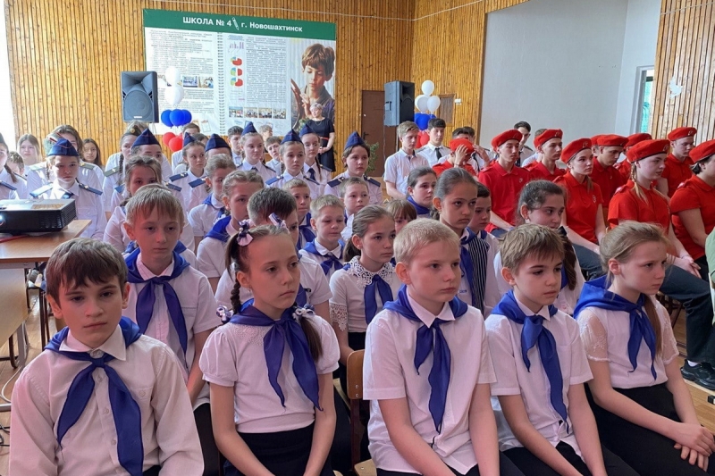 В школе № 4 Новошахтинска состоялось торжественное открытие Парты Героя в честь капитана Вячеслава Маклагина