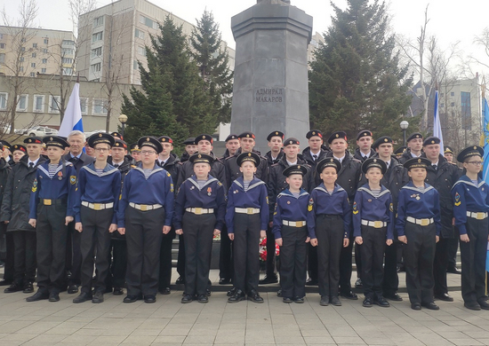 Во Владивостоке курсанты Тихоокеанского высшего военно-морского училища почтили память адмирала С.О. Макарова