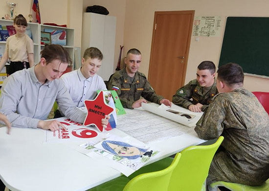 Военнослужащие ЦВО провели урок мужества со школьниками в Екатеринбурге