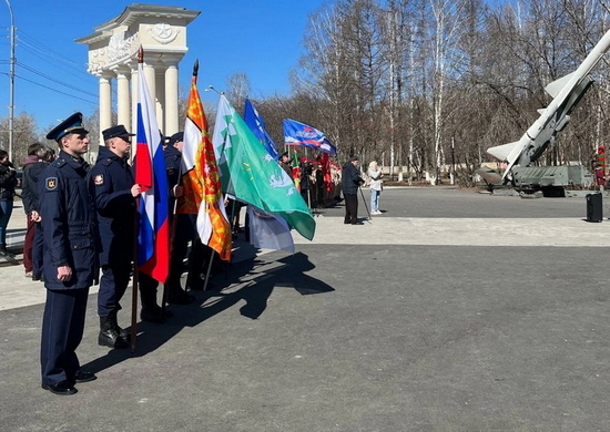 Военнослужащие ЦВО возложили цветы к памятнику ЗРК С-75 «Двина»  в Свердловской области