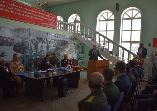 Военнослужащие РФ в Таджикистане приняли участие в заседании круглого стола в преддверии Дня Победы
