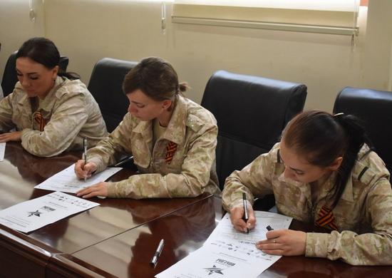 Военнослужащие российской военной базы в Таджикистане приняли участие в Диктанте Победы