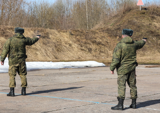 Военнослужащие Тверского соединении военно-транспортной авиации провели учебные стрельбы из штатного оружия