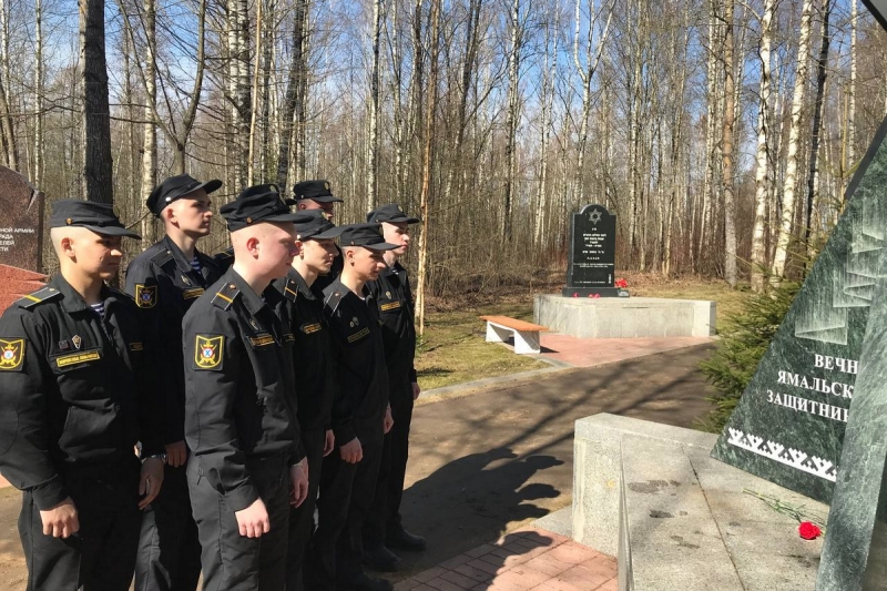 Военные моряки с юнармейцами навели порядок на мемориале «Синявинские высоты»