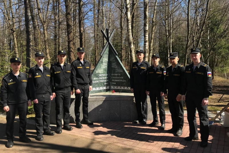 Военные моряки с юнармейцами навели порядок на мемориале «Синявинские высоты»