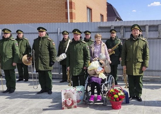Военный оркестр ТВВИКУ исполнил концерт для участницы Великой Отечественной войны