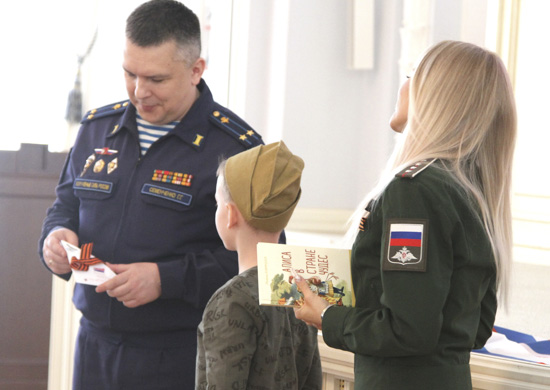 Дети сотрудников Департамента госзакупок Минобороны России передали свои рисунки и письма участникам СВО