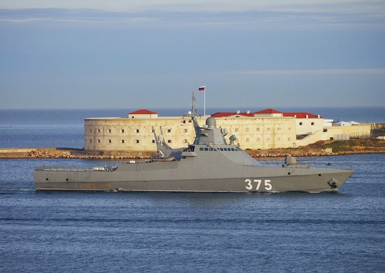 Экипаж патрульного корабля «Дмитрий Рогачёв» отработал тактику ведения морского боя одиночным кораблём в акватории Чёрного моря