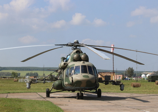 Экипажи Ми-8 армейской авиации ЦВО отработали ведение воздушной РХБ разведки в Свердловской области