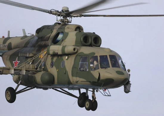 Экипажи Ми-8МТВ5-1 российской военной базы в Киргизии отработали полеты на малых высотах