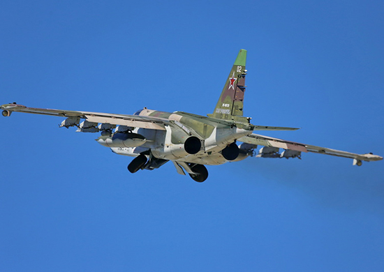 Экипажи штурмовиков Су-25СМ российской военной базы в Киргизии выполнили полеты на малых и средних высотах в горах