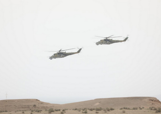 Экипажи вертолетов Ми-24 и Ми-8МТВ5-1 российской военной базы в Таджикистане выполнили учебно-тренировочные полеты