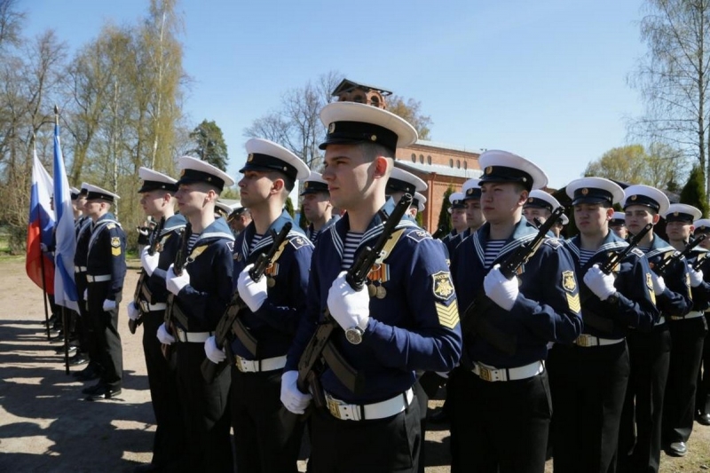 Главнокомандующий ВМФ почтил память павших защитников Ленинграда на Пискарёвском кладбище и на «Малой пискарёвке»