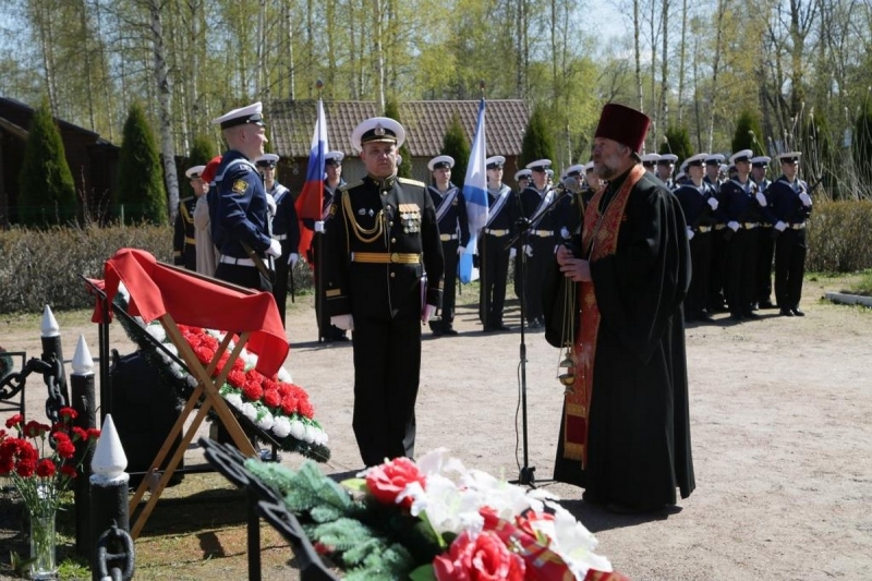 Главнокомандующий ВМФ почтил память павших защитников Ленинграда на Пискарёвском кладбище и на «Малой пискарёвке»