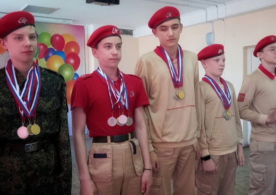 Юнармейцы Кузбасса провели военно-патриотическое занятие для школьников