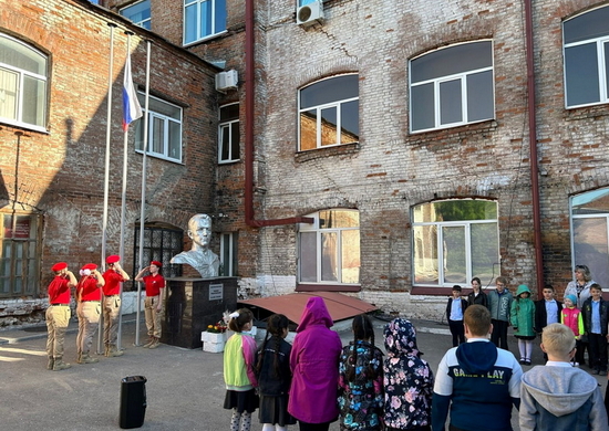 Юнармейцы Самарской области приняли участие в церемонии поднятия Государственного флага России