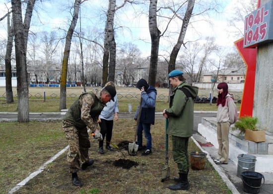 Коллектив Белогорского Дома офицеров и юнармейцы приняли участие в акции «Сад памяти»
