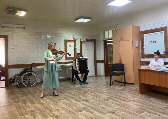 Коллектив музыкальной школы навестил участников СВО в военном госпитале Екатеринбурга