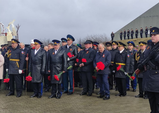 Командующий Северным флотом и губернатор Мурманской области почтили память защитников советского Заполярья у мурманского Алёши