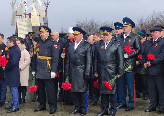 Командующий Северным флотом и губернатор Мурманской области почтили память защитников советского Заполярья у мурманского Алёши