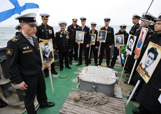 Курсанты ТОВВМУ и нахимовцы Владивостока приняли участие в морской церемонии отдания почестей морякам-тихоокеанцам, погибшим в годы Великой Отечественной войны