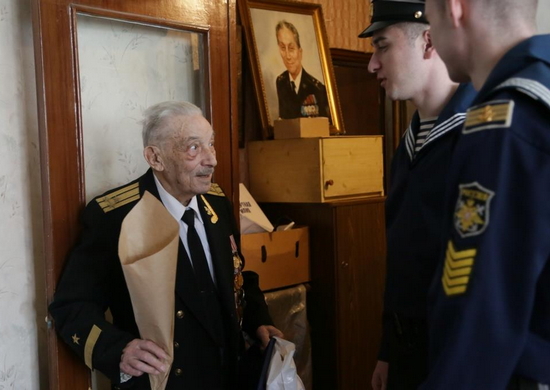 Курсанты Военно-морского института поздравили ветеранов с наступающим Днём Победы