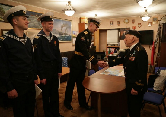 Курсанты Военно-морского института поздравили ветеранов с наступающим Днём Победы