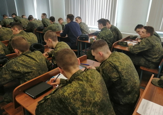 Курсанты военного учебного центра Уральского федерального университета написали письма военнослужащим - участникам СВО