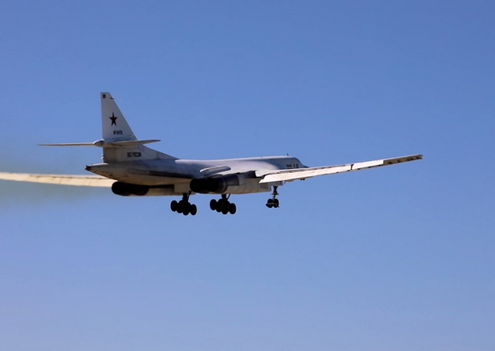 Молодые летчики и штурманы стратегических ракетоносцев Ту-160 отработали дозаправку топливом в воздухе