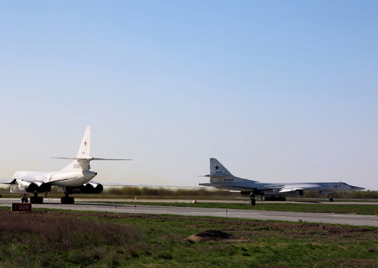 Молодые летчики и штурманы стратегических ракетоносцев Ту-160 отработали дозаправку топливом в воздухе