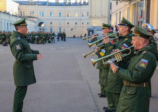 На Московском вокзале Санкт-Петербурга состоялась встреча участников военного парада на Красной площади