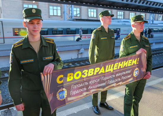 На Московском вокзале Санкт-Петербурга состоялась встреча участников военного парада на Красной площади