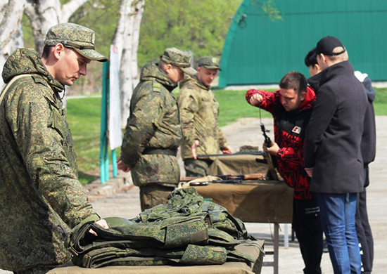 На Сахалине проходят военно-учебные сборы с островными студентами