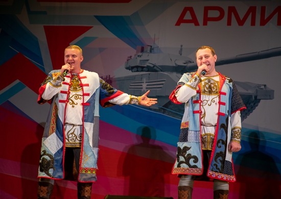 На сцене ЦДРА в рамках акции «Поет Россия Армии Победу» выступил ансамбль народной музыки «Ватага»