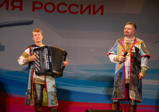 На сцене ЦДРА в рамках акции «Поет Россия Армии Победу» выступил ансамбль народной музыки «Ватага»