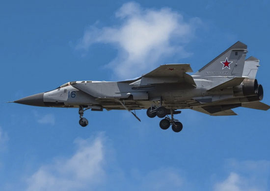 Перехватчики МиГ-31БМ ЦВО принудили к посадке «нарушителя» в небе Урала