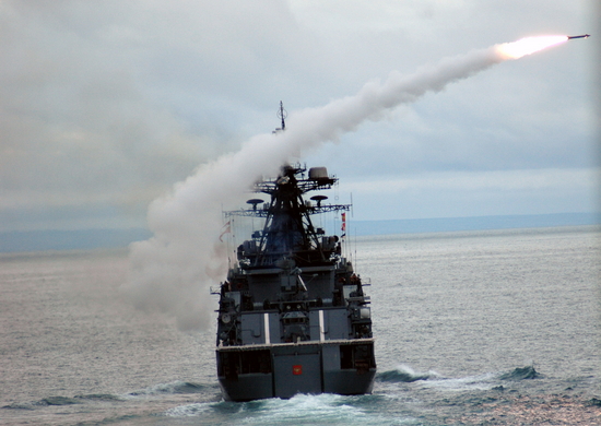 Противолодочные корабли Северного флота выполнили артиллерийские и зенитные стрельбы в Баренцевом море