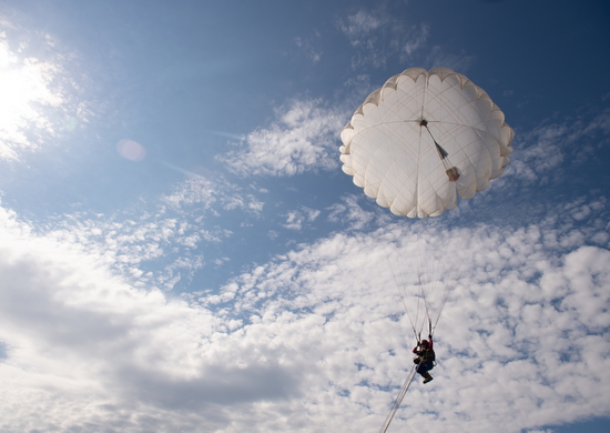 Разведчики ЮВО приступили к выполнению прыжков с парашютом в составе разведывательных групп в Северной Осетии