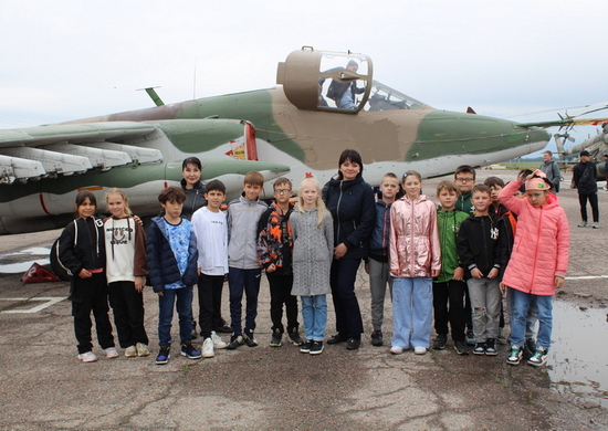 Российские военнослужащие провели экскурсию для школьников по военной базе в Киргизии