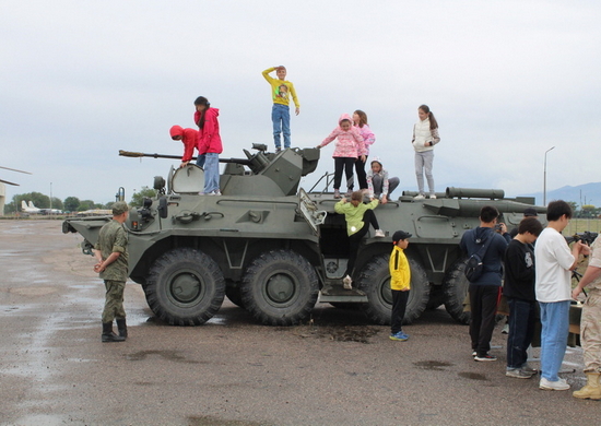 Российские военнослужащие провели экскурсию для школьников по военной базе в Киргизии