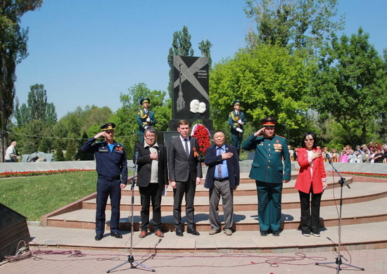 Российские военнослужащие в Киргизии приняли  участие в возложении цветов к мемориалу, посвященного памяти жертв блокады Ленинграда, накануне Дня Победы