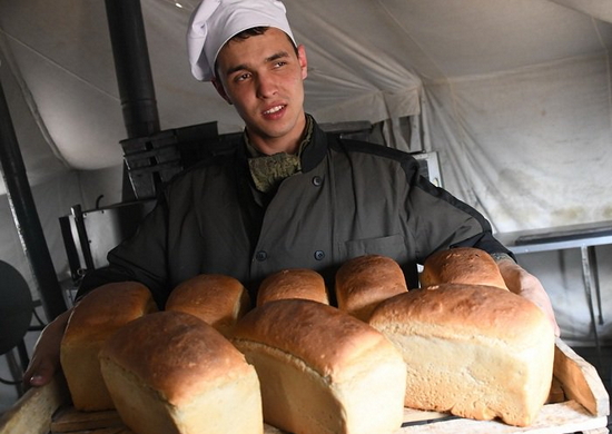 Специалисты МТО Балтийского флота в ходе тактико-специального учения выпекли хлеб в полевых условиях