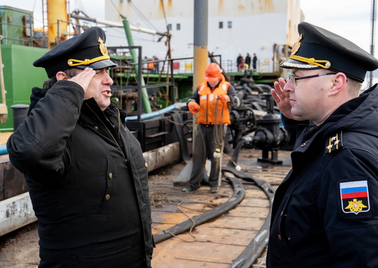 Средний морской танкер «Кама» вернулся в Североморск из дальнего похода