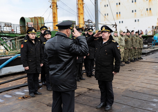 Средний морской танкер «Кама» вернулся в Североморск из дальнего похода